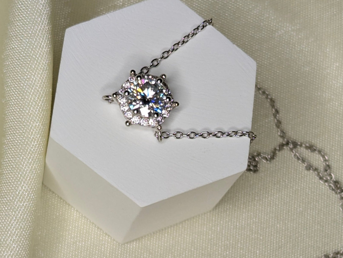 Cala halo halsband med moissanite, buret