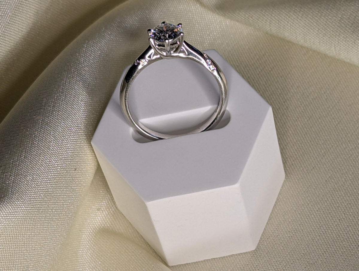 Aurora moissanite solitärring med dekorativ axel, 925 sterlingsilver
