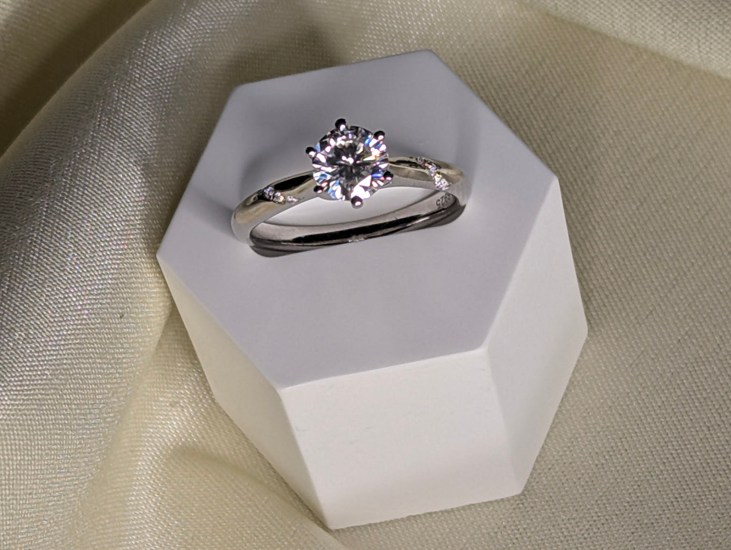 Aurora moissanite solitärring med dekorativ axel, 925 sterlingsilver