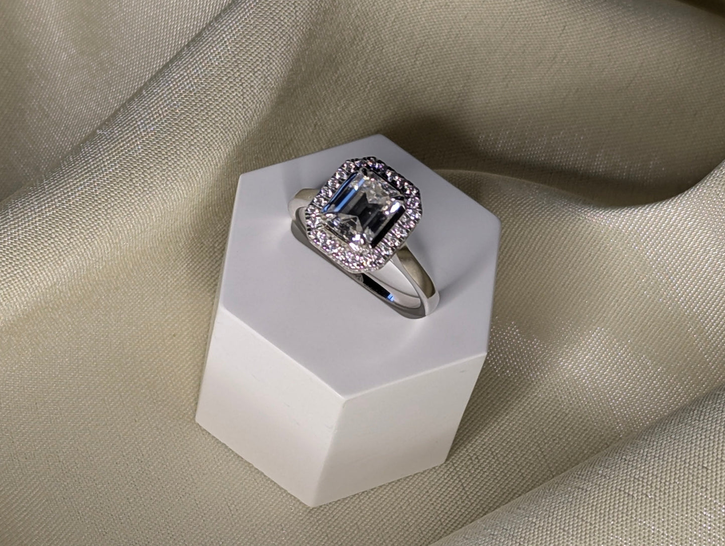 Céleste emerald cut moissanite ring med halo, 2 ct, 925 sterlingsilver from LunNoire
