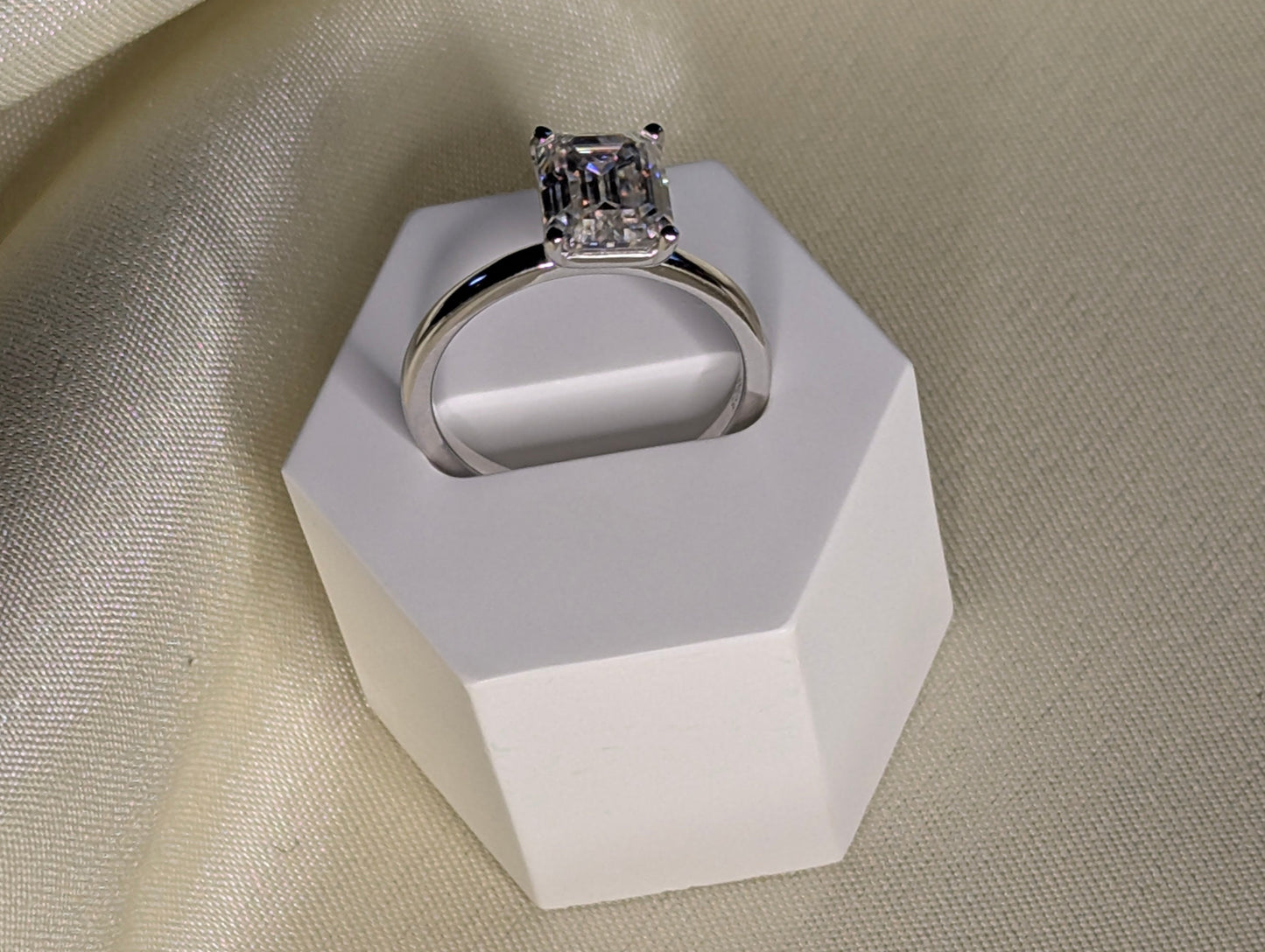 Cléa emerald cut moissanite solitärring på ställning, 3 ct, 925 sterlingsilver from LunNoire