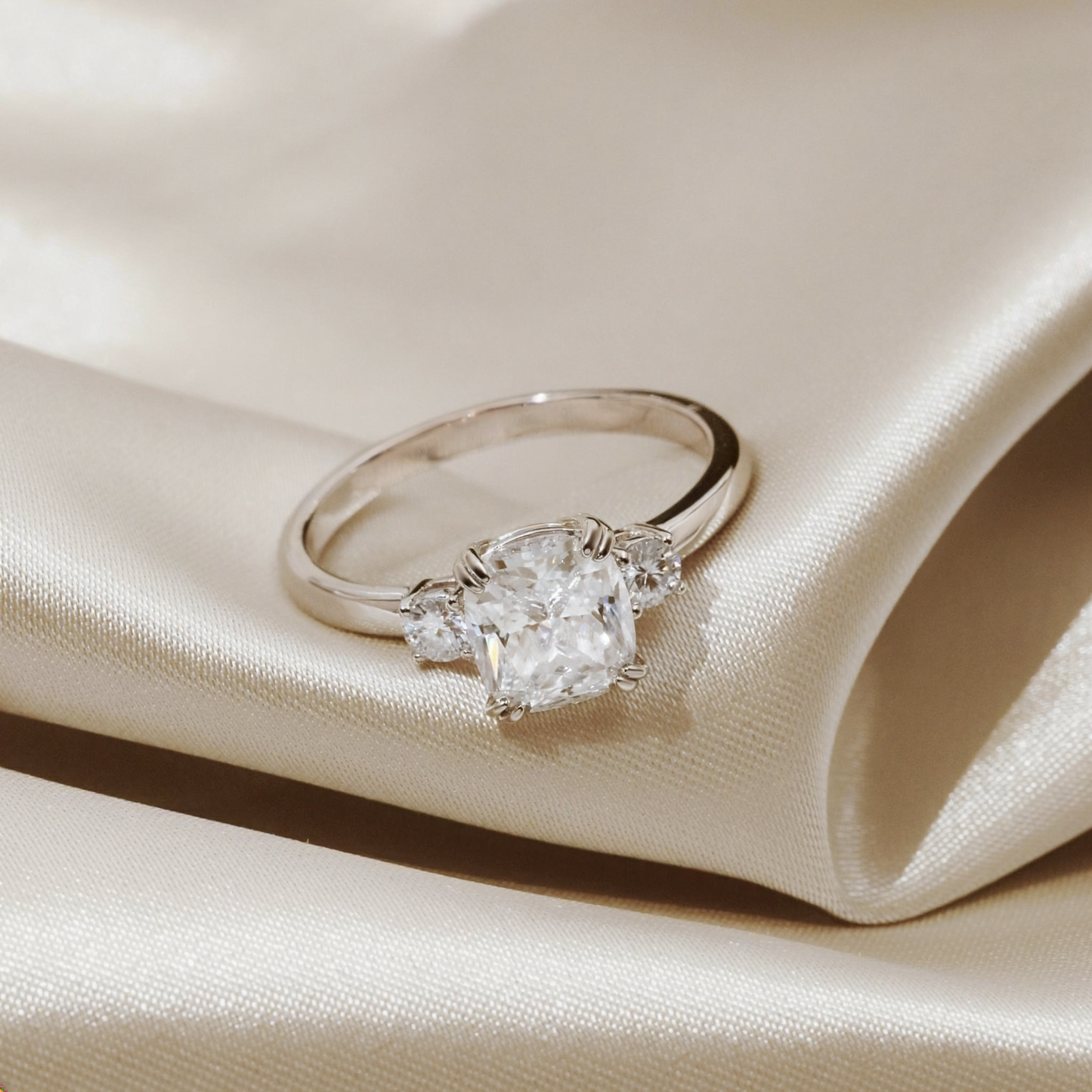Elara trilogyring med cushion cut moissanite från LunNoire