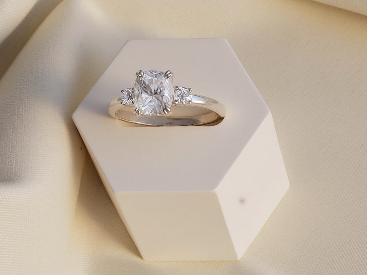 Elara trilogyring med cushion cut moissanite och runda sidostenar, 925 sterlingsilver