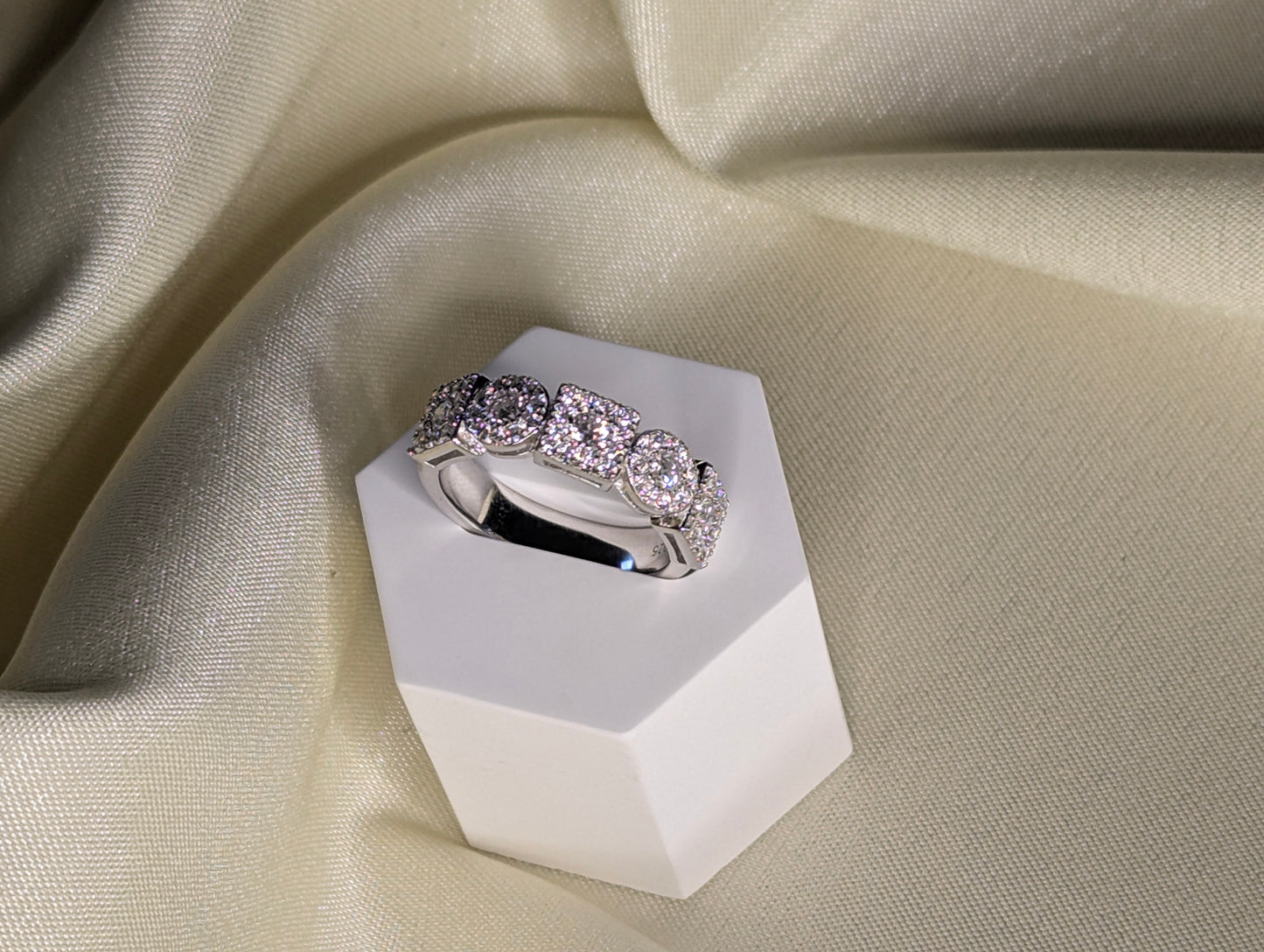 Léonie eternitetsring med moissanite från LunNoire