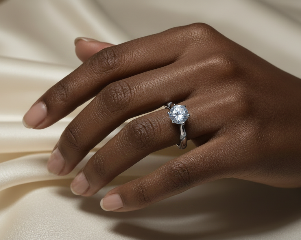 Aurora solitärring med rund moissanite på hand