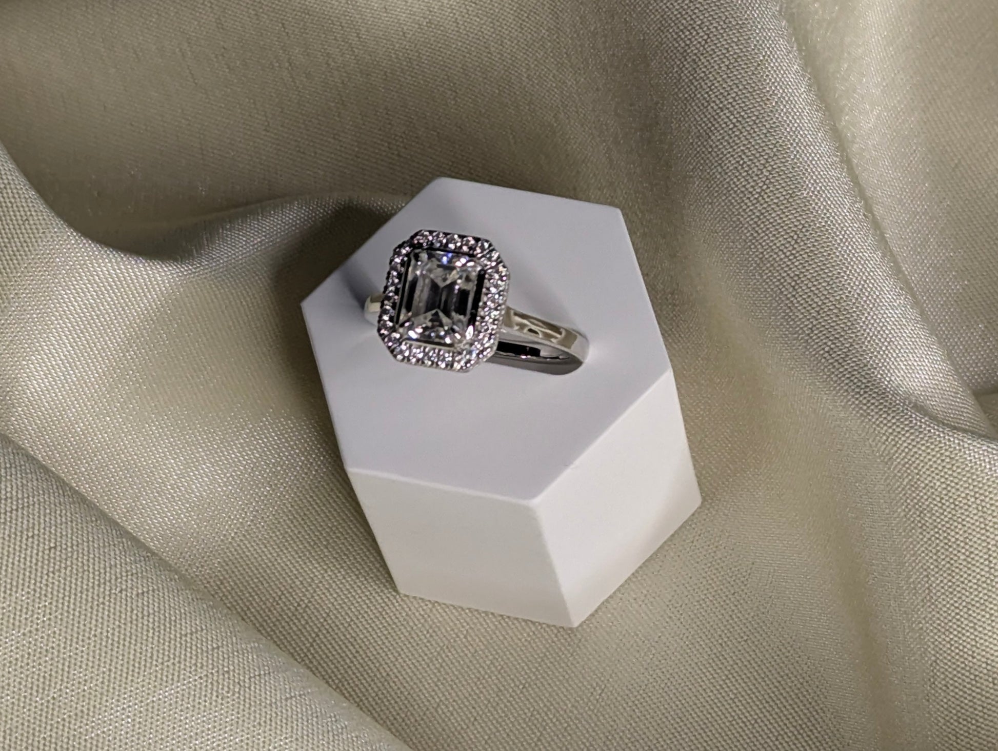 Céleste emerald cut moissanite ring med halo, 2 ct, 925 sterlingsilver from LunNoire
