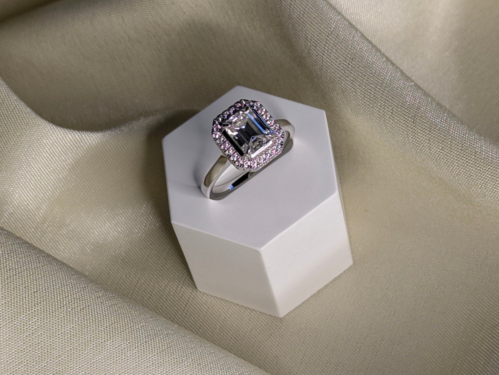 Céleste emerald cut moissanite ring med halo, 2 ct, 925 sterlingsilver from LunNoire