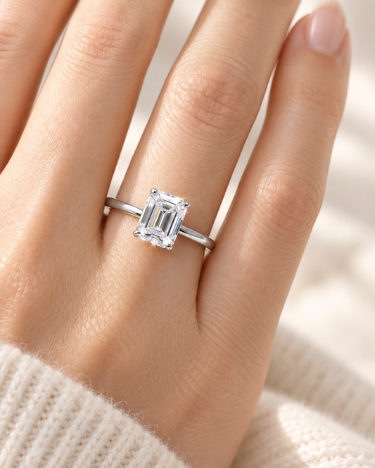 Cléa solitärring med emerald cut moissanite, närbild