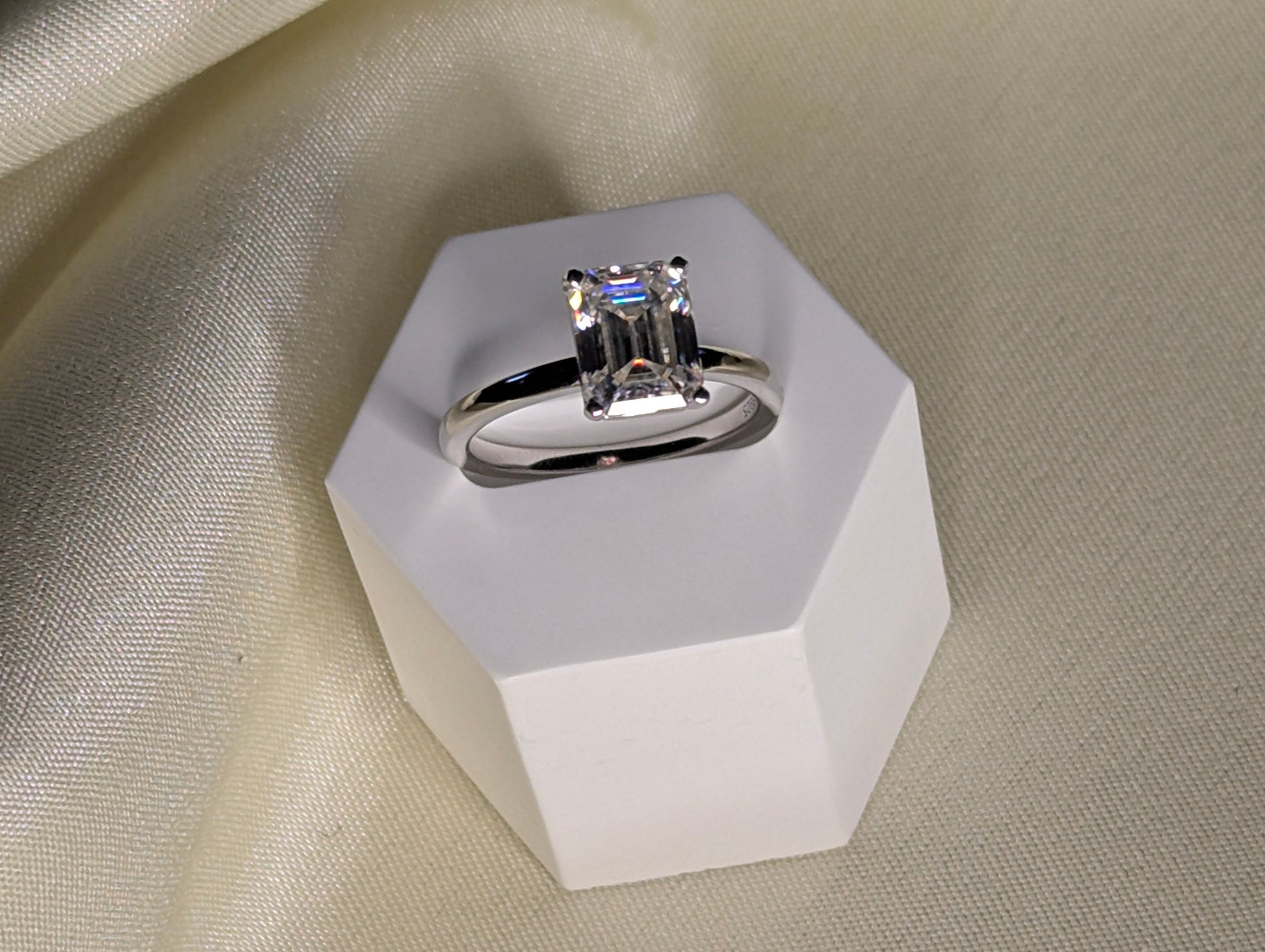 Cléa emerald cut moissanite solitärring på ställning, 3 ct, 925 sterlingsilver from LunNoire
