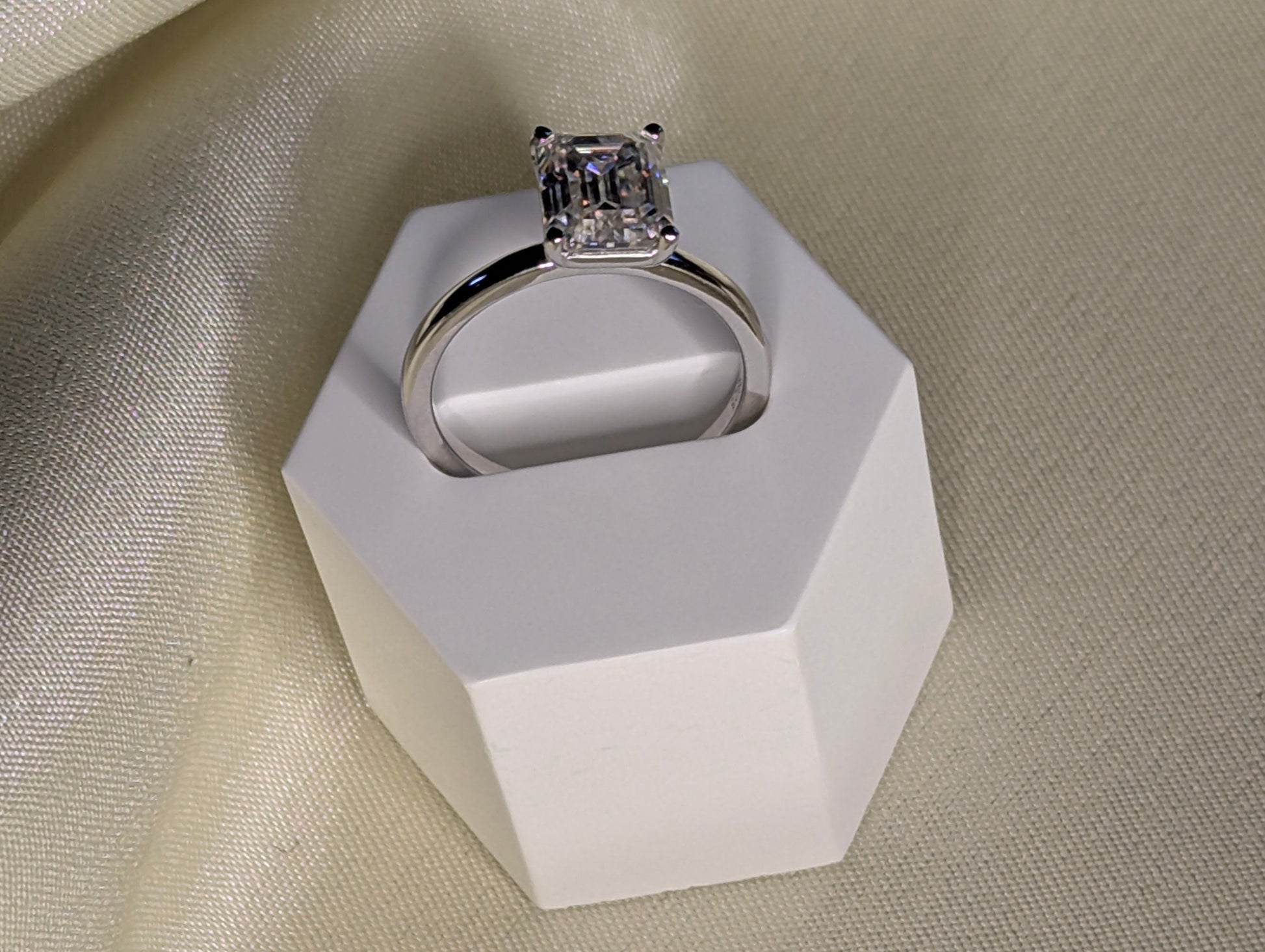 Cléa emerald cut moissanite solitärring på ställning, 3 ct, 925 sterlingsilver from LunNoire