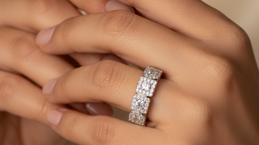 Léonie eternitetsring med moissanite från LunNoire
