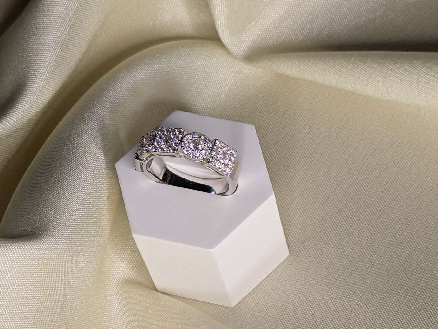 Léonie eternitetsring med moissanite från LunNoire