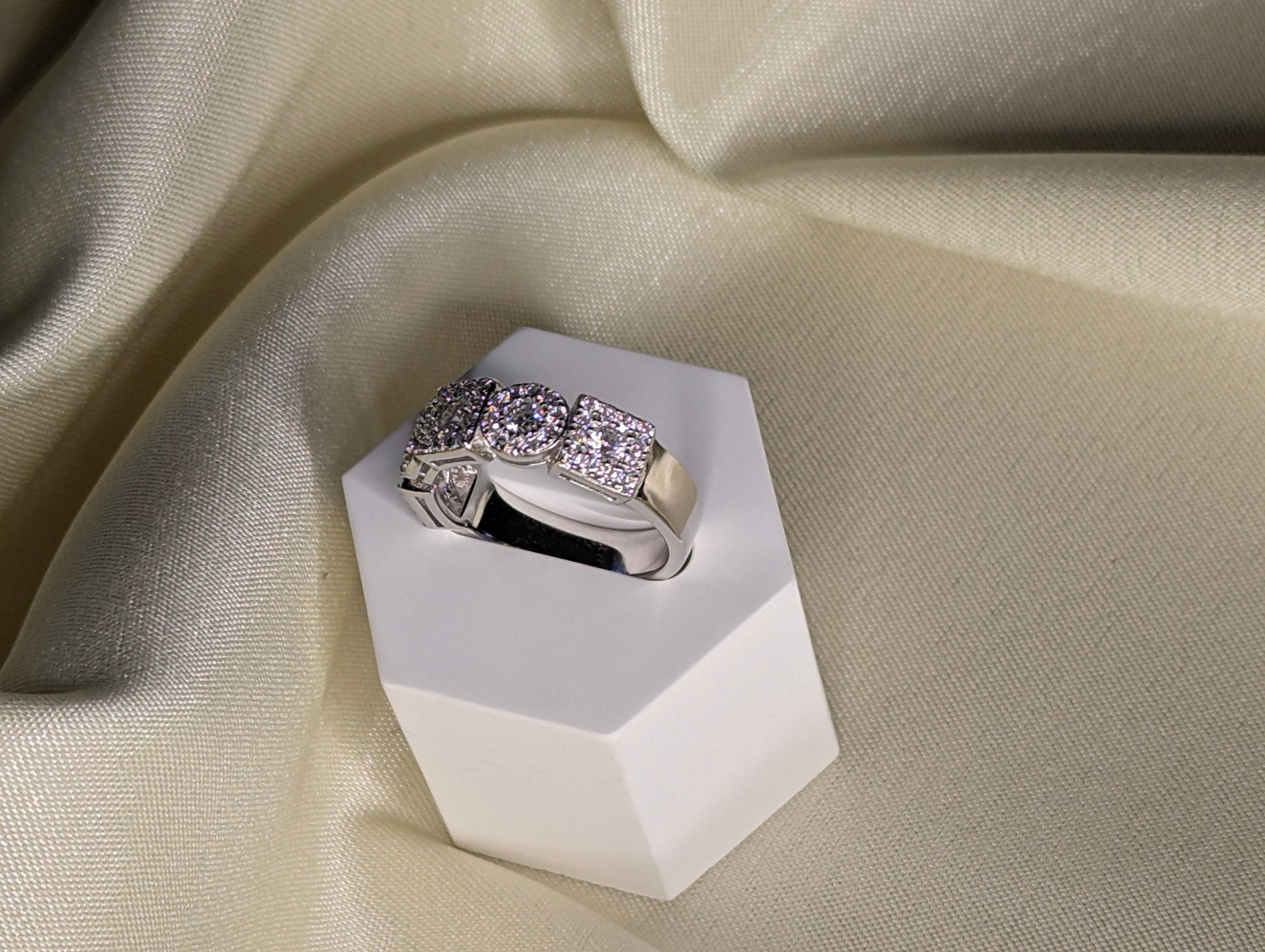 Léonie eternitetsring med moissanite från LunNoire