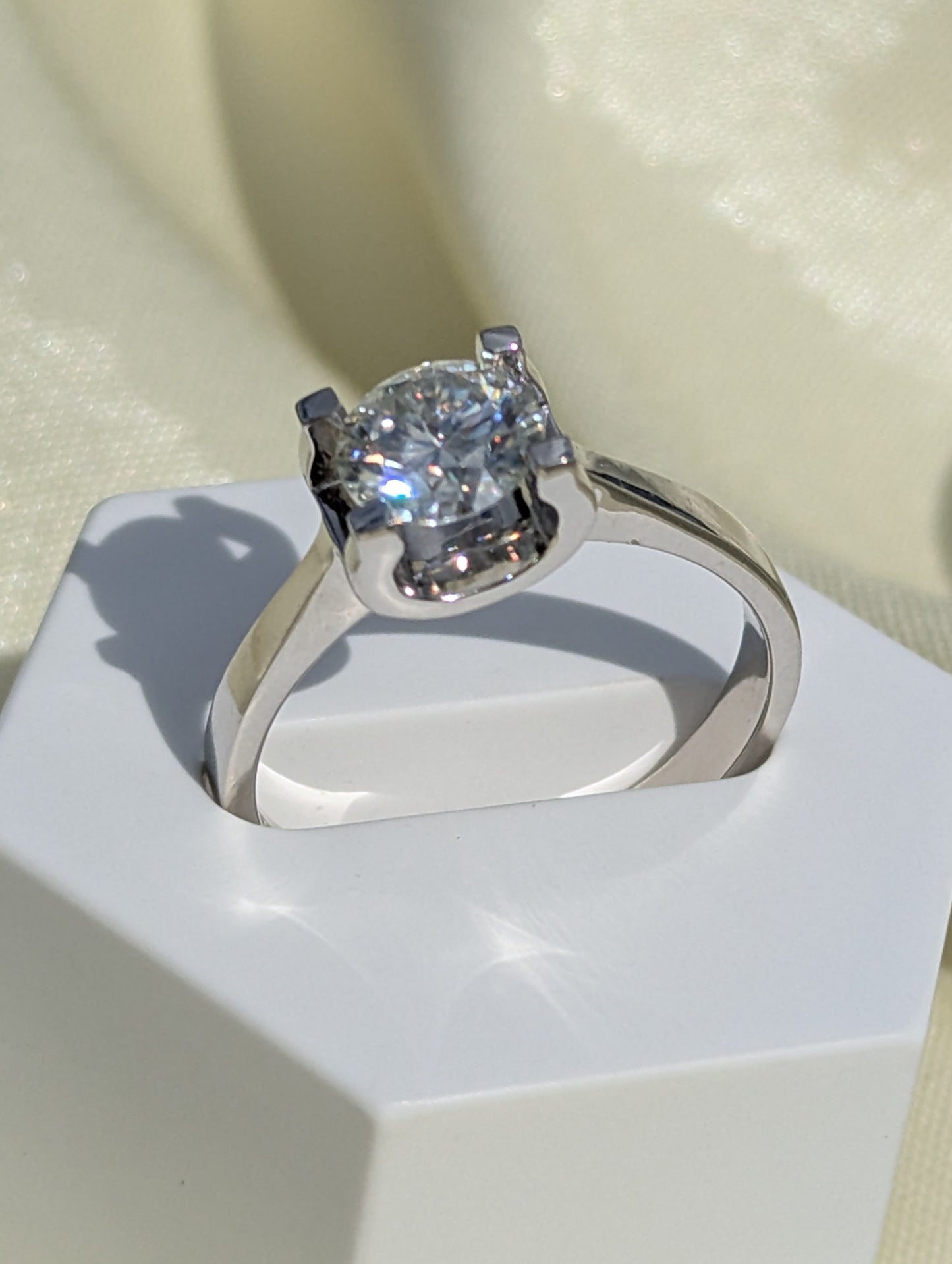 Luma solitärring med rund moissanite från LunNoire