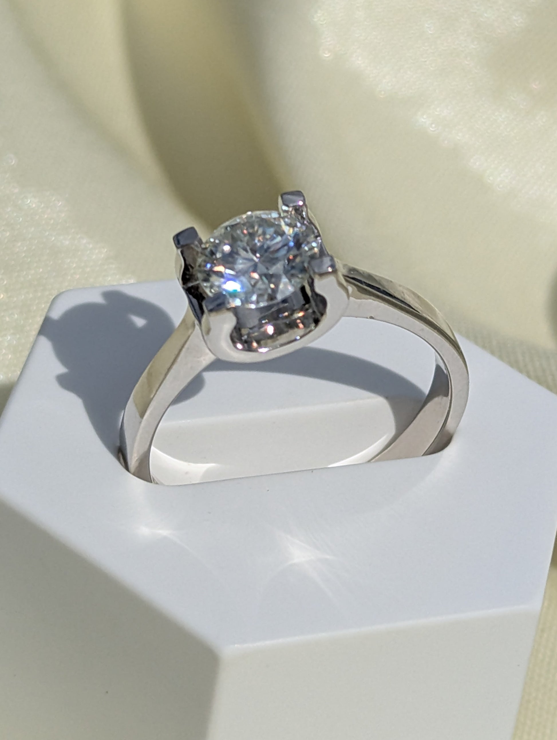 Luma solitärring med rund moissanite från LunNoire