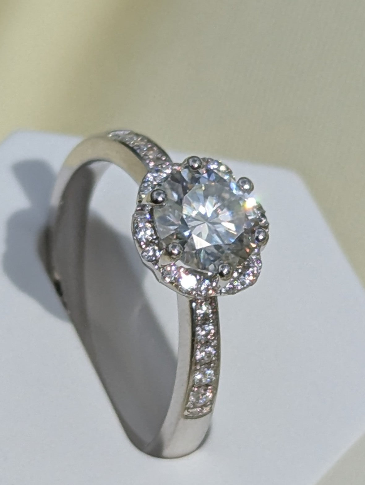Lumina halo förlovningsring med rund moissanite från LunNoire